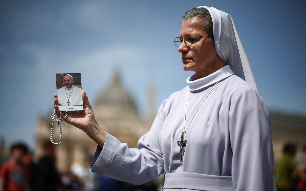 Người dân đổ về Quảng trường Thánh Peter cầu nguyện cho Giáo hoàng