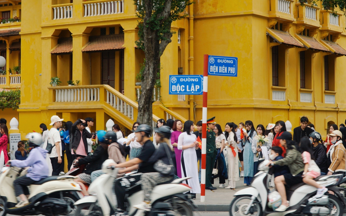 Chờ cả tiếng để check-in cùng biển tên đường Độc Lập