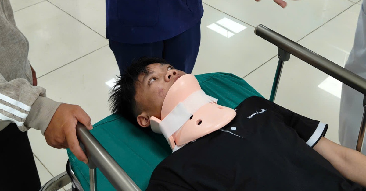 Cấp cứu khẩn các nạn nhân vụ lật xe chở học sinh tại Gia Lai