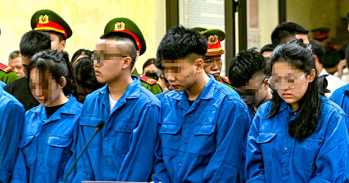 Nước mắt người mẹ tại phiên tòa xử nhóm 'quái xế' tông chết cô gái dừng đèn đỏ