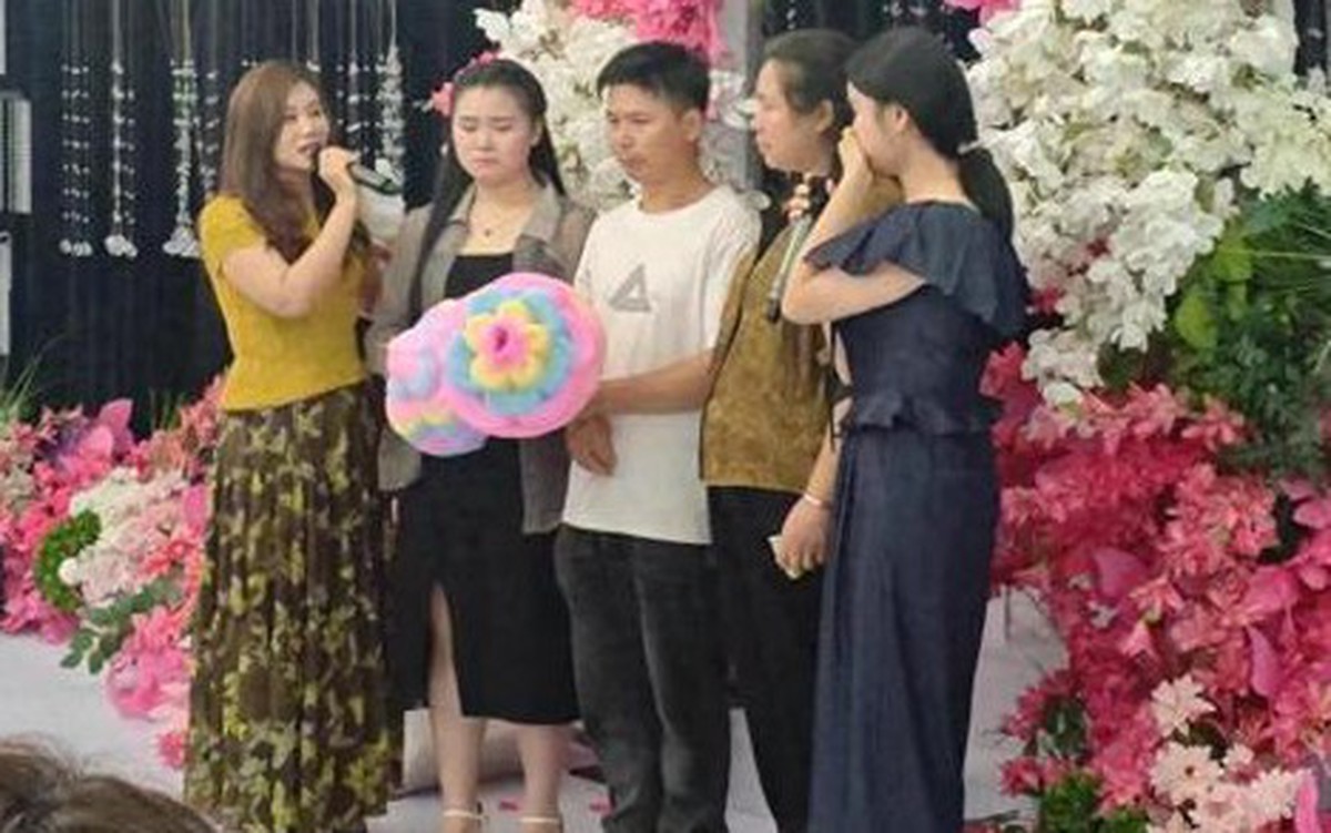 Vụ 'ông bố kẹo bông': Cha con gặp lại sau 19 năm thất lạc