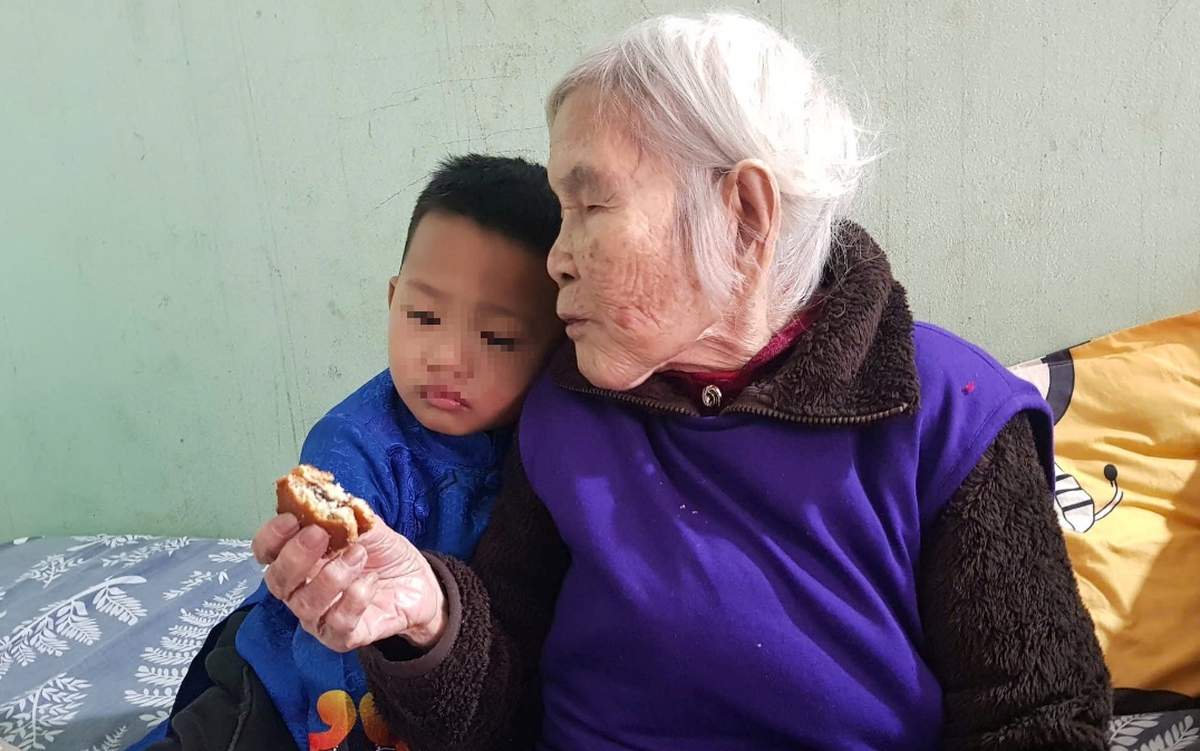 Mẹ liệt sĩ 106 tuổi vẫn minh mẫn, vui tươi bên đàn cháu chắt