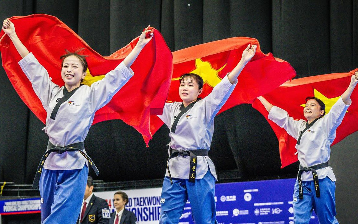 Châu Tuyết Vân và các đồng đội Taekwondo nhận Huân chương Lao động hạng nhất