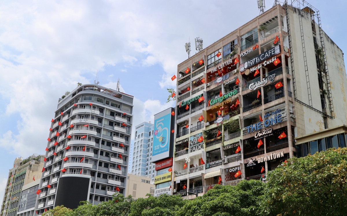 Cờ đỏ sao vàng rực rỡ trên chung cư, tòa nhà ở TP.HCM