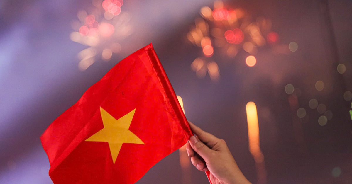Pháo hoa rực sáng bầu trời Hà Nội mừng 50 năm thống nhất đất nước
