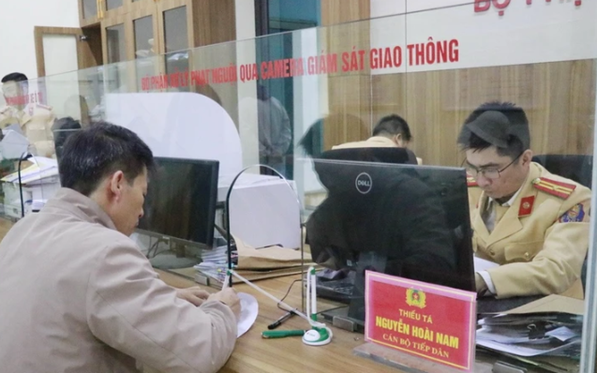 Tin tức sáng 23-4: Cục CSGT khuyến nghị về nộp 'phạt nguội'; Giá USD vượt đỉnh cùng giá vàng