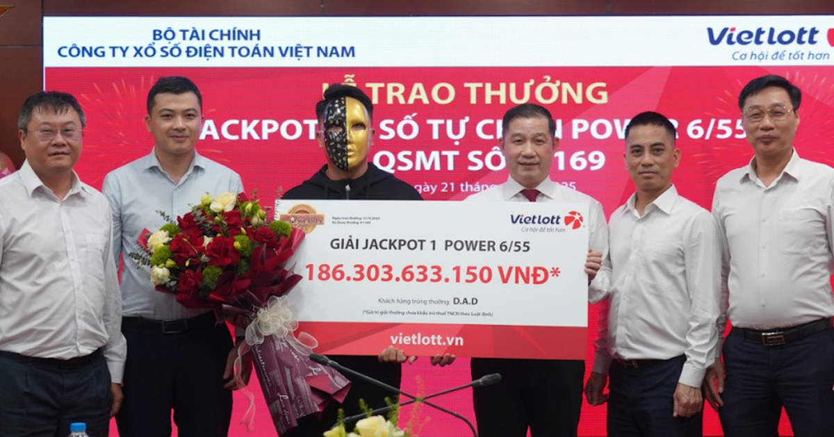 Trúng số Vietlott hơn 186 tỉ đồng, nam thanh niên ở Bình Dương không thể tin nổi