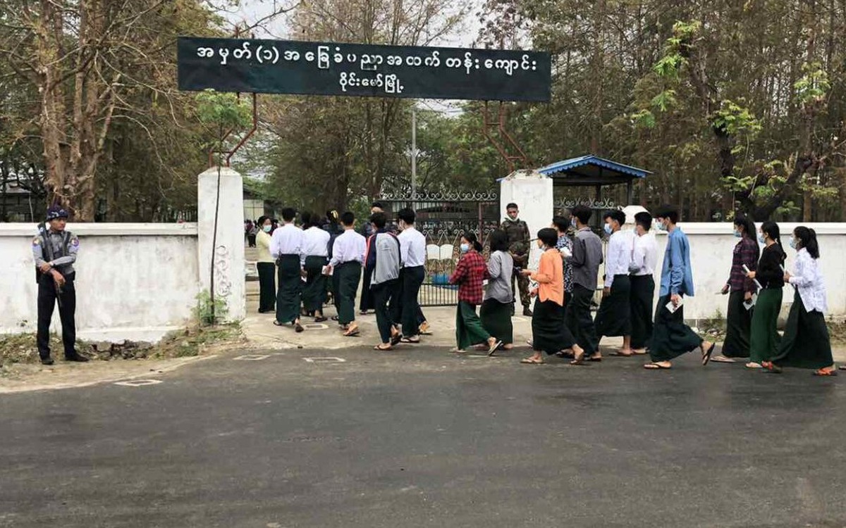 Gần 63.000 học sinh Myanmar phải thi lại đại học vì bài thi bị cháy