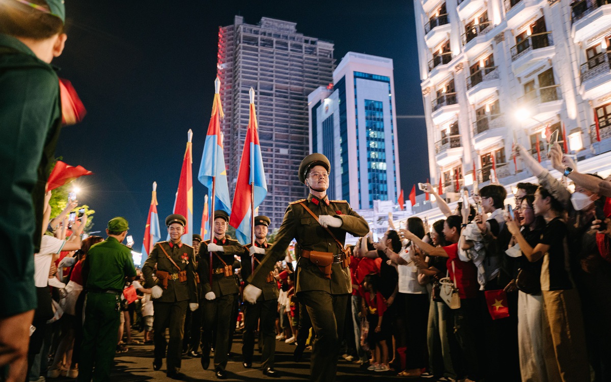 Người dân tề tựu về công viên bến Bạch Đằng xem bắn pháo lễ, chờ đón để check-in cùng đoàn diễu binh