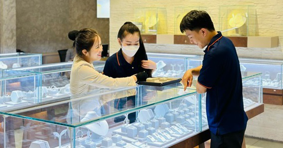Thiếu nguồn cung lúc giá vàng tặng dựng đứng, đại gia PNJ báo lãi sụt giảm