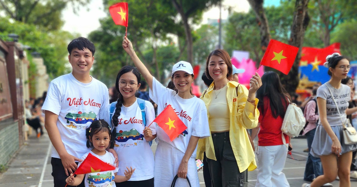 Người dân nô nức cầm cờ đỏ sao vàng đổ về trung tâm TP.HCM chờ xem tổng hợp luyện diễu binh lần 2