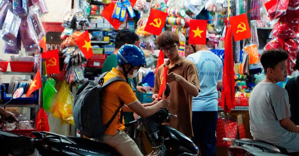 Mua áo có lá cờ Tổ quốc tặng cháu dịp sinh nhật