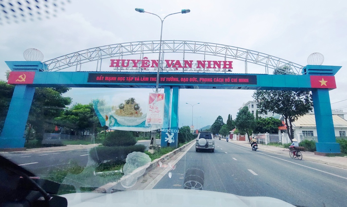 Tòa đình chỉ xử phúc thẩm vụ dân kiện hai chủ tịch tỉnh, huyện vì bưu tá phát nhầm bưu phẩm