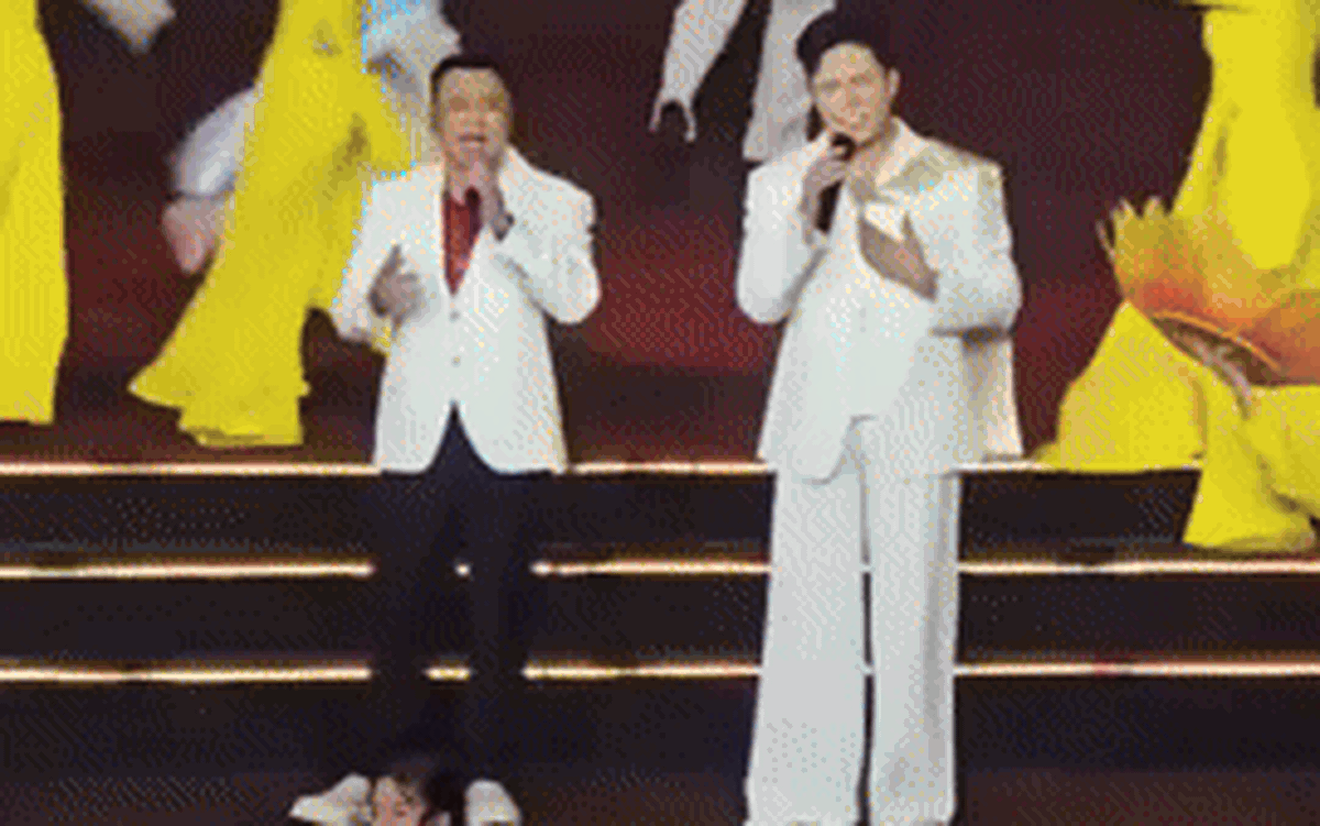 Anh trai vượt ngàn chông gai nắm tay Anh trai say hi ‘thấy cưng’