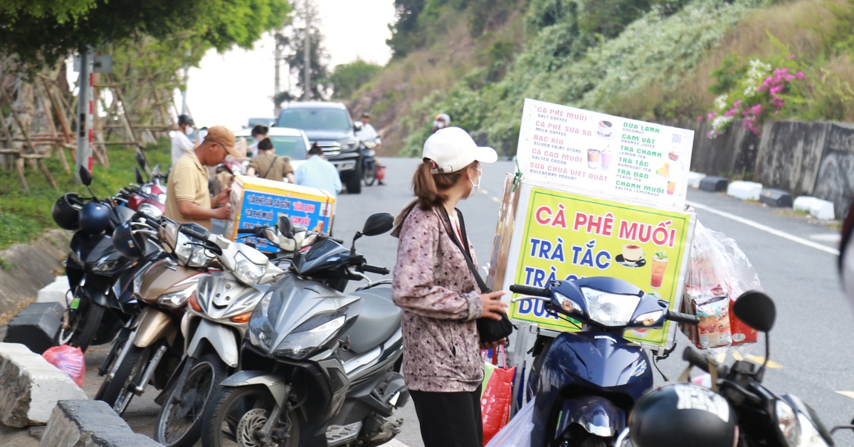 Hàng rong lộng hành ở Sơn Trà từ sáng đến tối, thấy lực lượng là… núp lùm