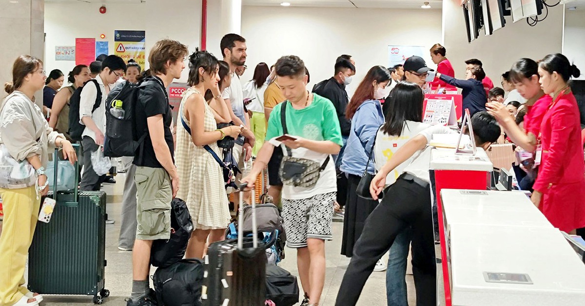 Chậm, hủy chuyến bay ở Tân Sơn Nhất: Khách thiệt đơn thiệt kép, đòi bồi thường bằng tiền mặt