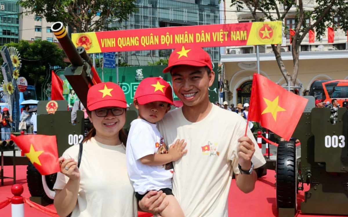 Nhiều cửa hàng tại TP.HCM miễn phí thuê áo dài chụp ảnh 30-4