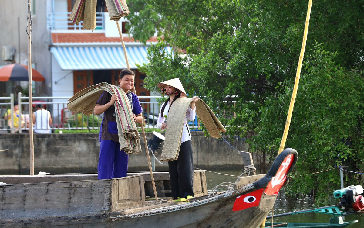 Tuần lễ du ngoạn đô thị sông nước Ngã Bảy, khách được dịp hò với nhau giai phẩm ‘Tình anh bán chiếu’