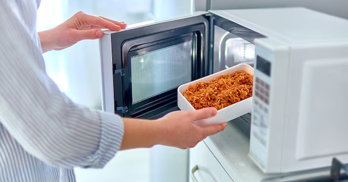 Sự thật 'gây sốc' đằng sau thói quen hâm thức ăn trong hộp nhựa