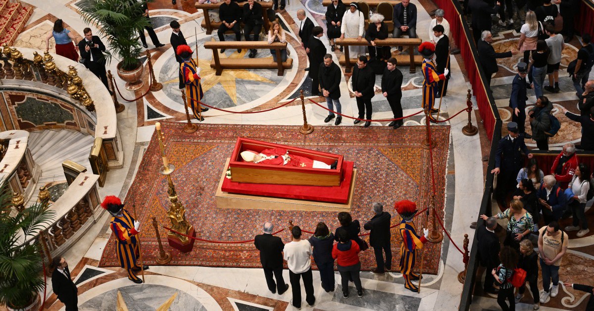 Vatican cấm khách đến viếng chụp ảnh gần linh cữu Giáo hoàng Francis