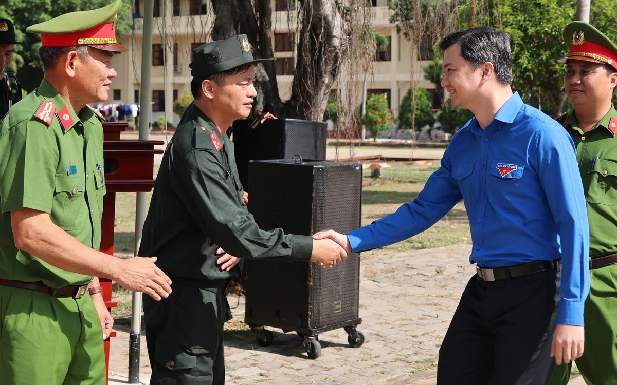 Bí thư Trung ương Đoàn Nguyễn Minh Triết thăm, động viên Cảnh sát cơ động kỵ binh