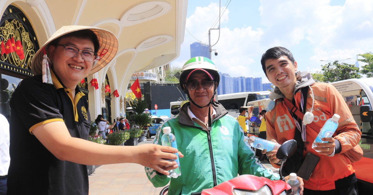 Chai nước mát miễn phí giữa trời nóng oi ả, chan chứa bao ân tình