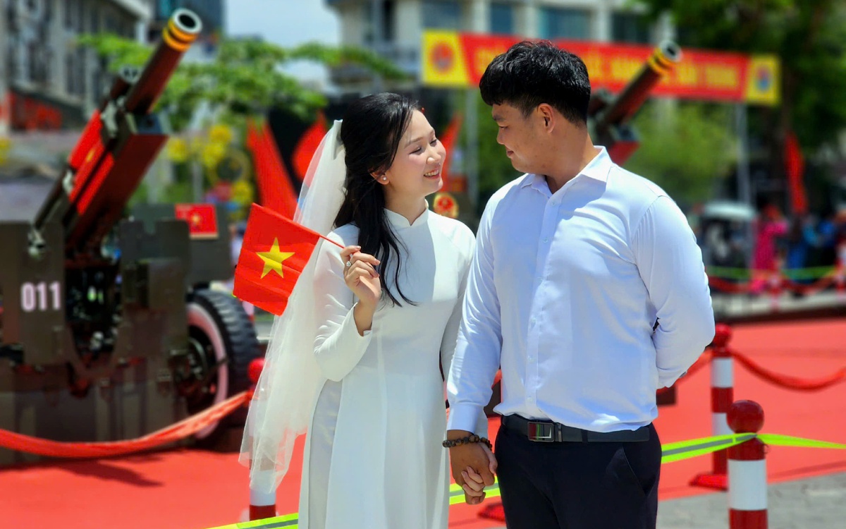 Nhiều cặp đôi nô nức chụp ảnh cưới trước dàn đại bác bên bến Bạch Đằng