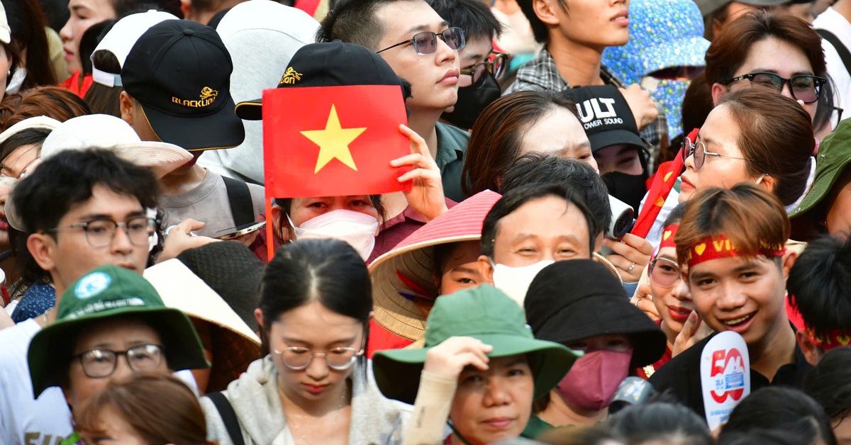Chiều 25-4, hàng ngàn người dân hồ hởi về trung tâm TP.HCM xem sơ duyệt