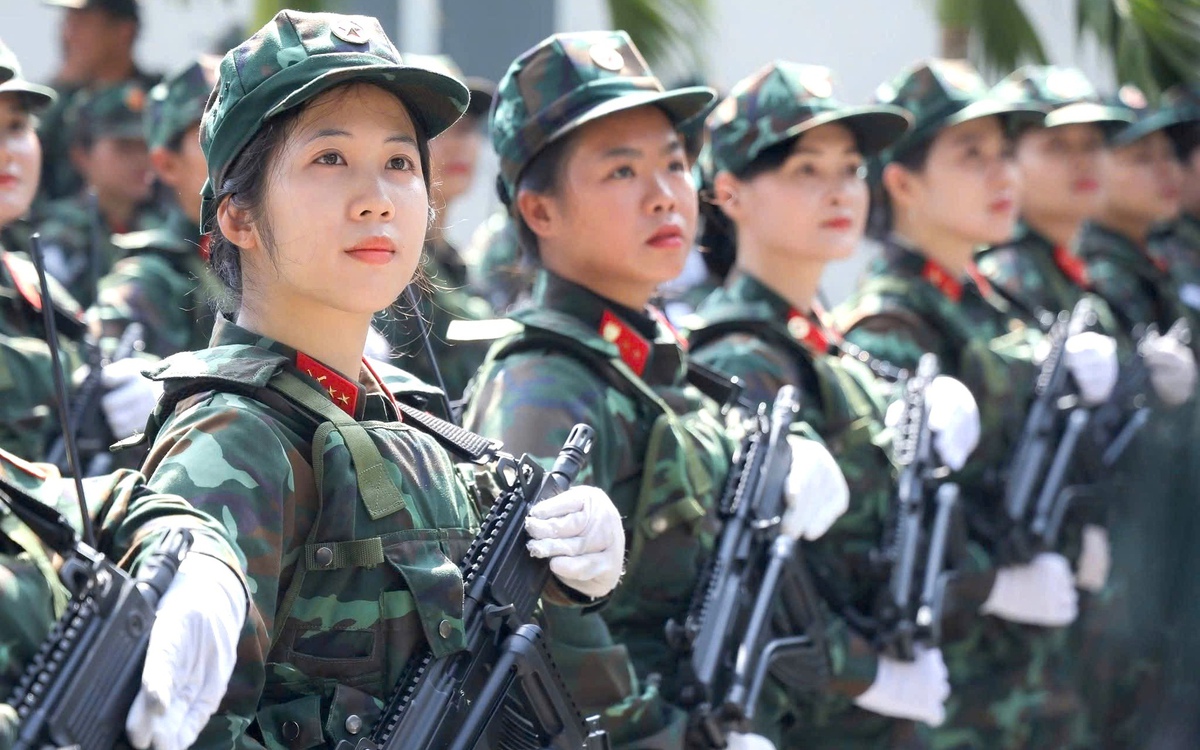 Những nữ cựu sinh viên trường luật chọn binh nghiệp, gây ấn tượng khi diễu binh, diễu hành