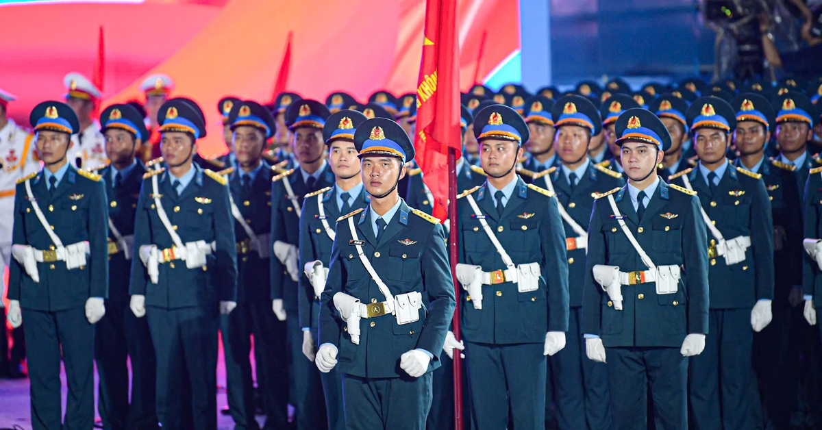 Trống hội vang vọng, múa súng, xếp hình bồ câu, xe tăng mở màn sơ duyệt diễu binh
