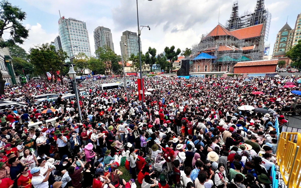 Chiều 25-4, hàng ngàn người dân hồ hởi về trung tâm TP.HCM xem sơ duyệt