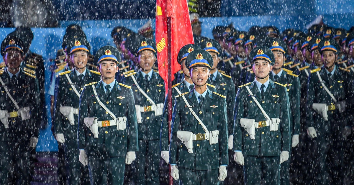 Mưa như trút nước, các khối diễu binh hiên ngang dưới mưa