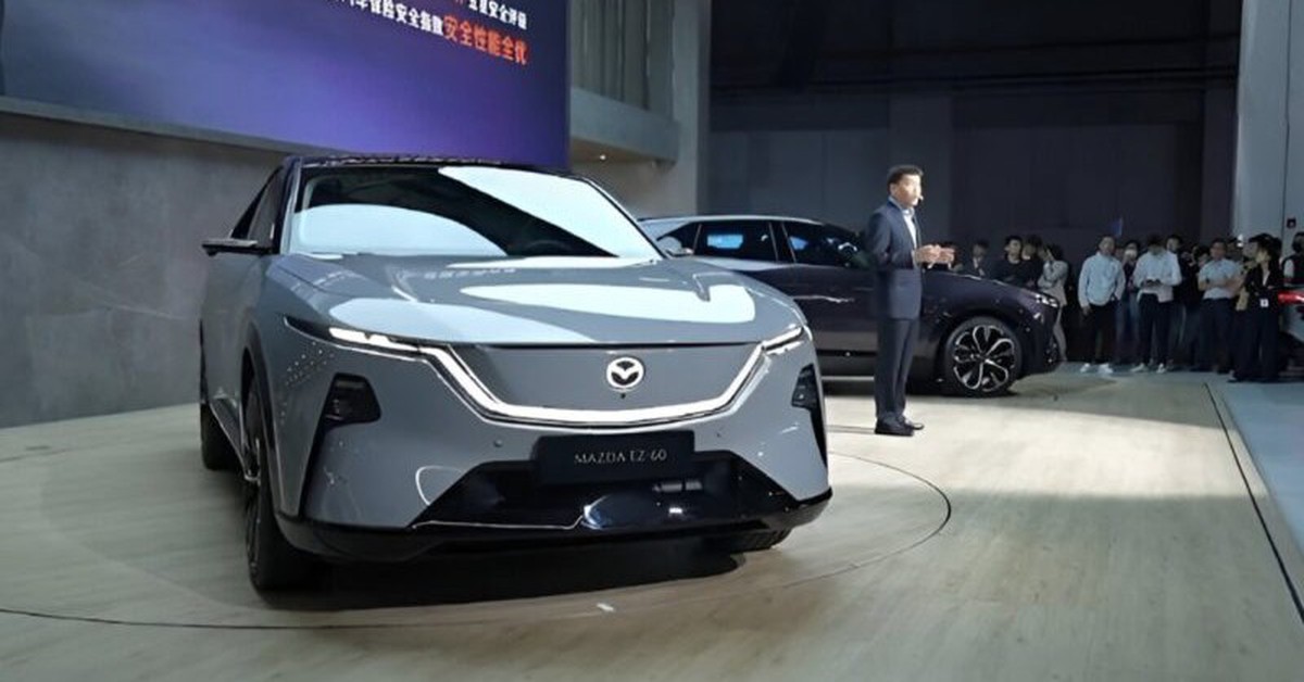 Ảnh thực tế Mazda EZ-60: 'Đàn anh CX-5', màn hình siêu rộng, tùy chọn EREV hoặc thuần điện