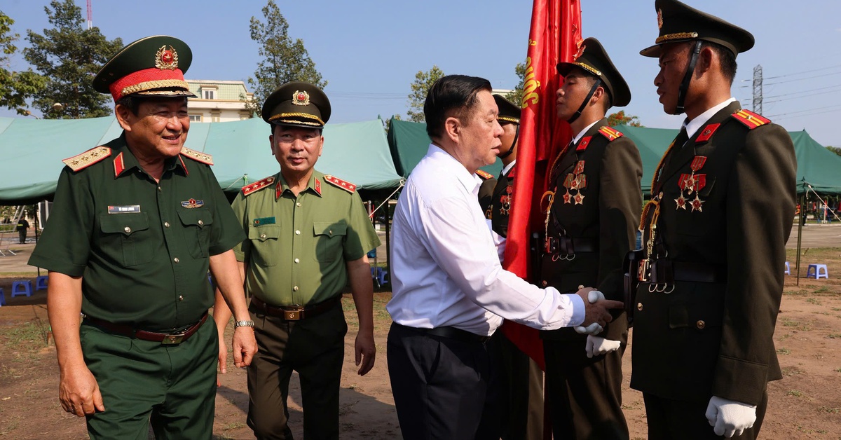 Trưởng Ban Tuyên giáo và Dân vận Trung ương thăm, động viên lực lượng công an diễu binh