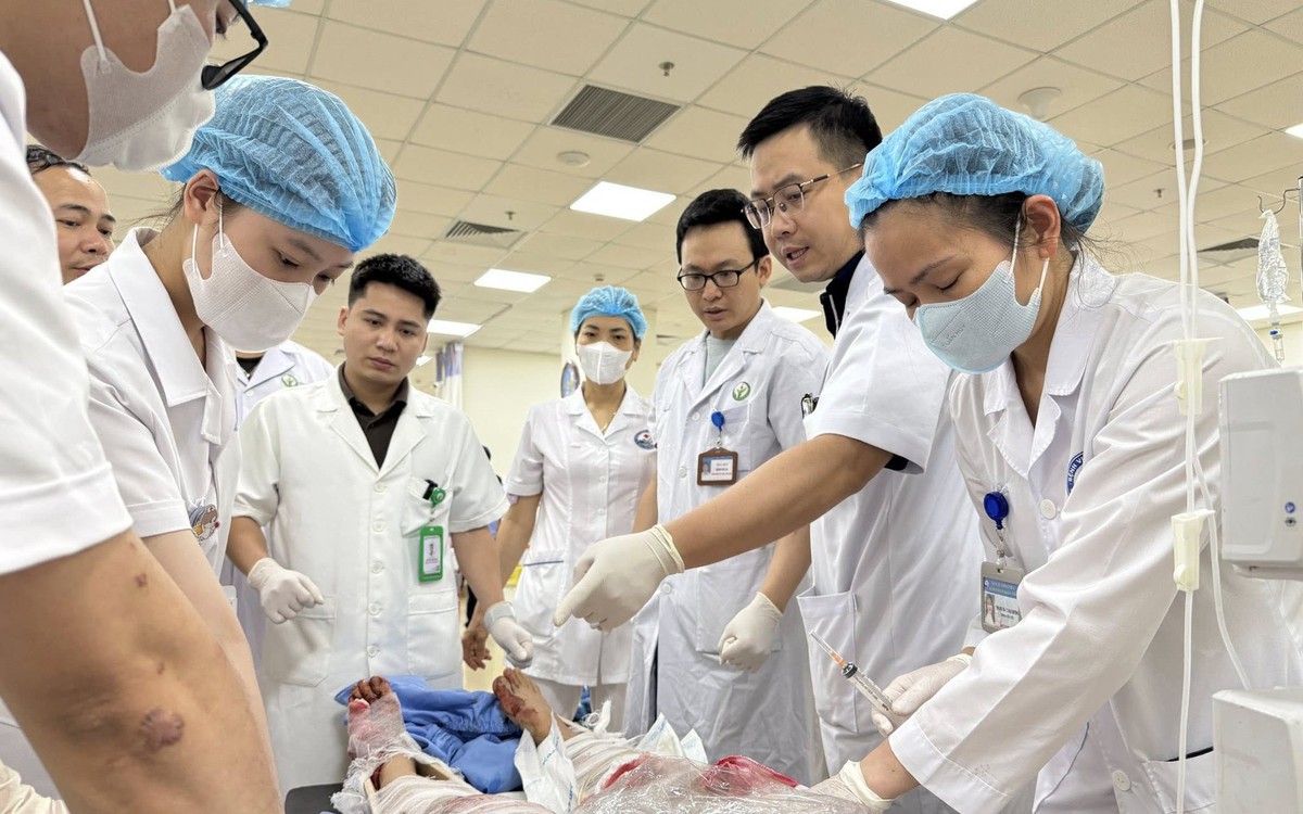 Vụ lật xe khách ở Tam Đảo: Chuyển 3 nạn nhân bị thương nặng về Bệnh viện Việt Đức