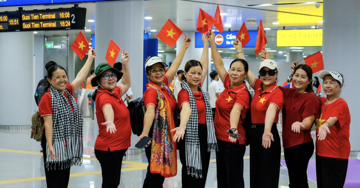 Áo thun, 'phụ kiện yêu nước' sốt hàng trước thềm 'concert quốc gia'
