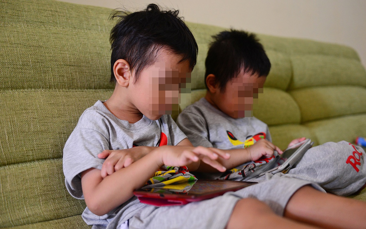 Điện thoại trên bàn ăn có phải thủ phạm âm thầm với sức khỏe trẻ nhỏ?