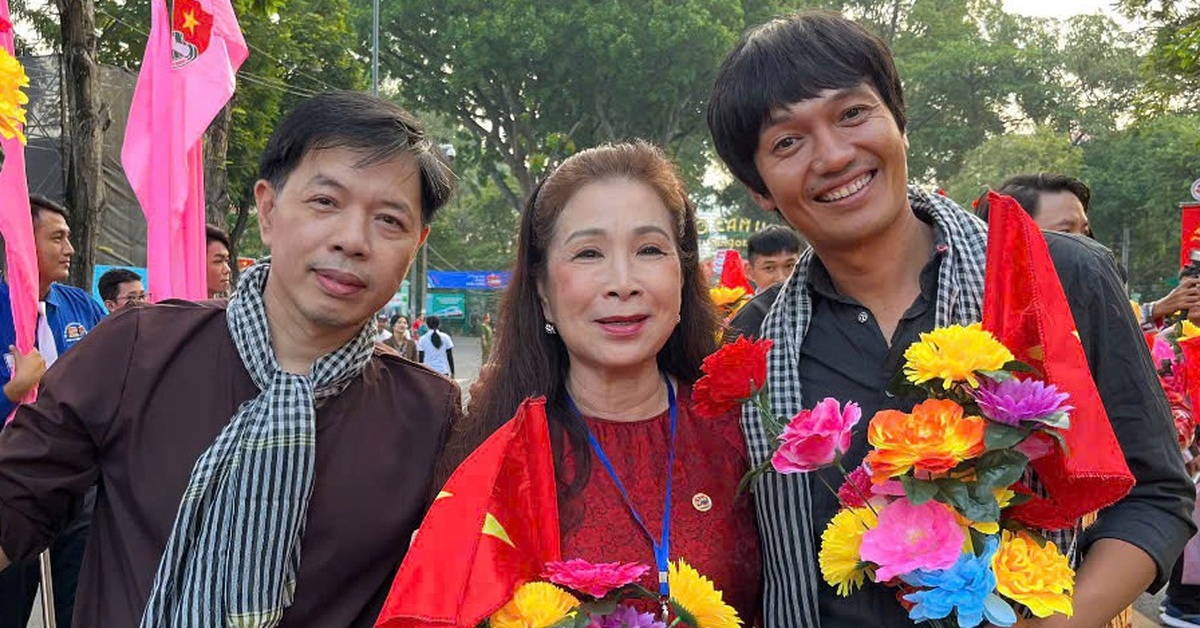 Kim Xuân không muốn ngồi ở hàng ghế đại biểu mà đề nghị được đi diễu hành