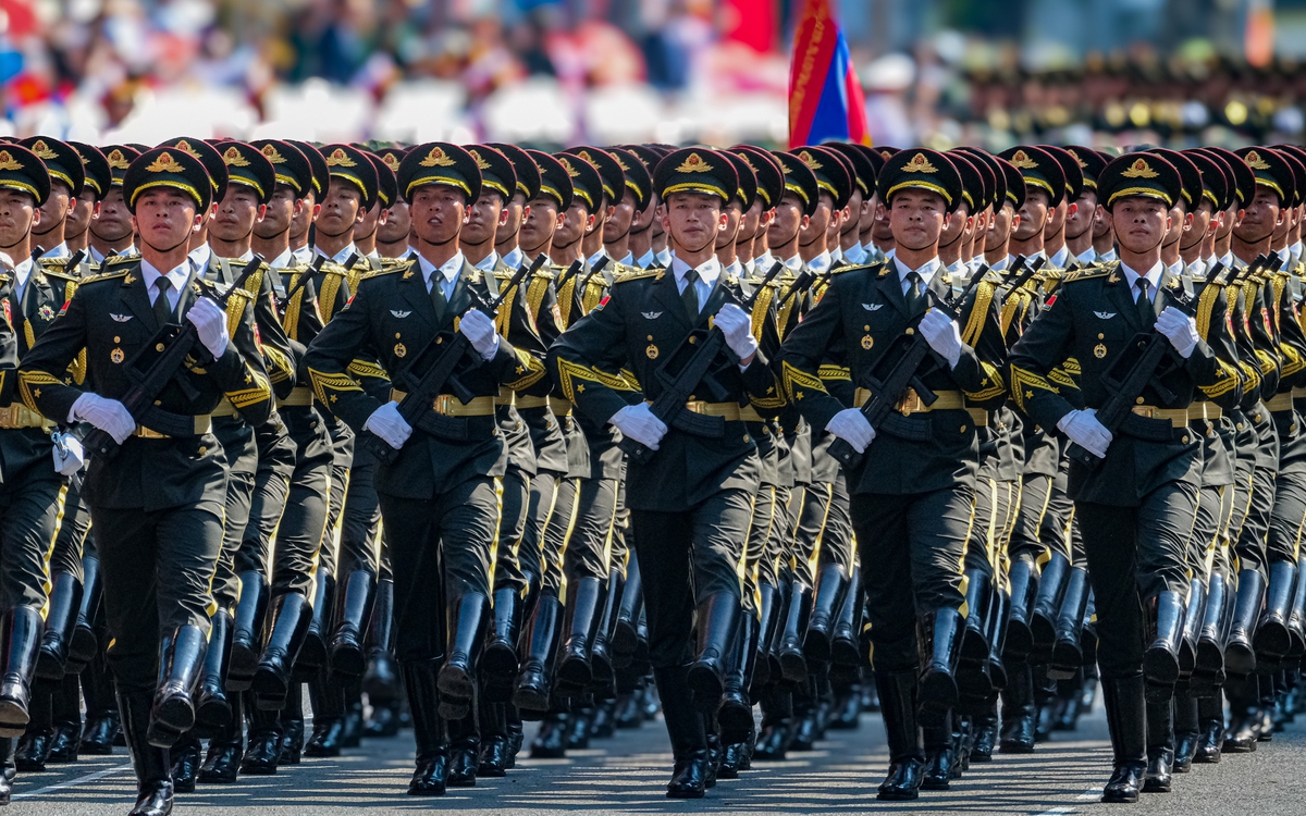 Khối diễu binh Trung Quốc hát vang 'Việt Nam, Hồ Chí Minh' trên đường TP.HCM