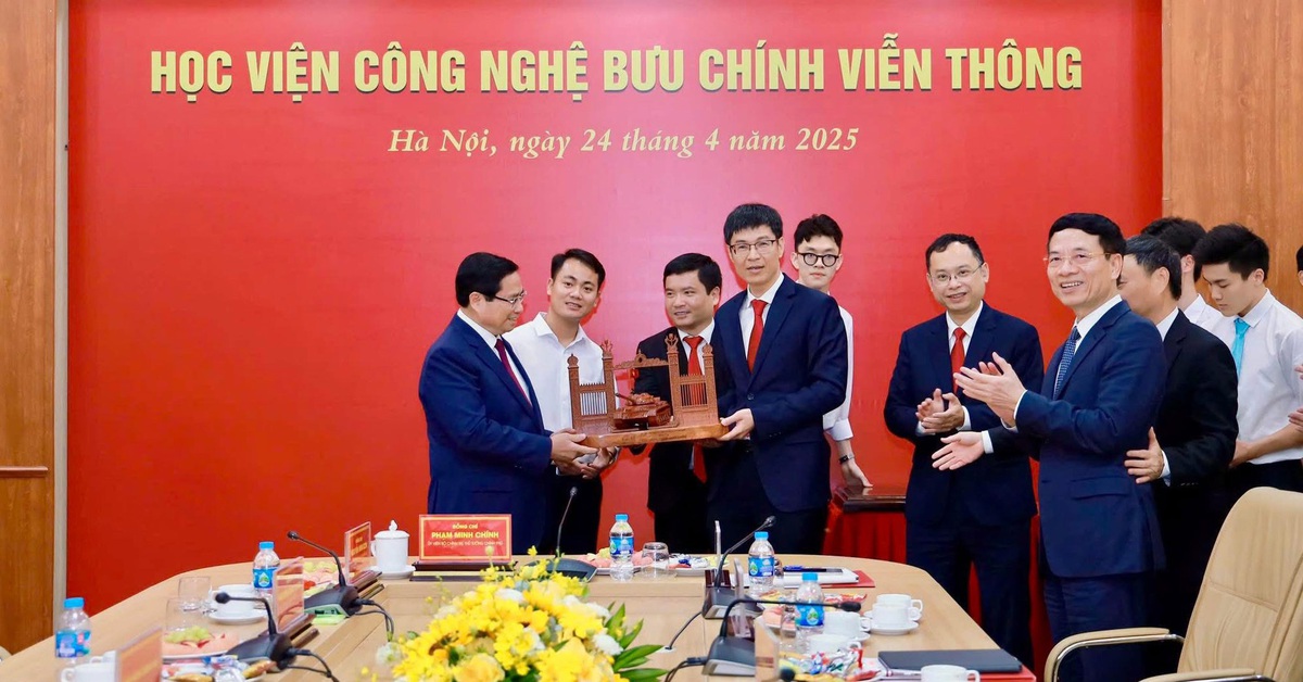 Ông bố 9X làm xe tăng gỗ tặng Thủ tướng, dùng AI hỗ trợ