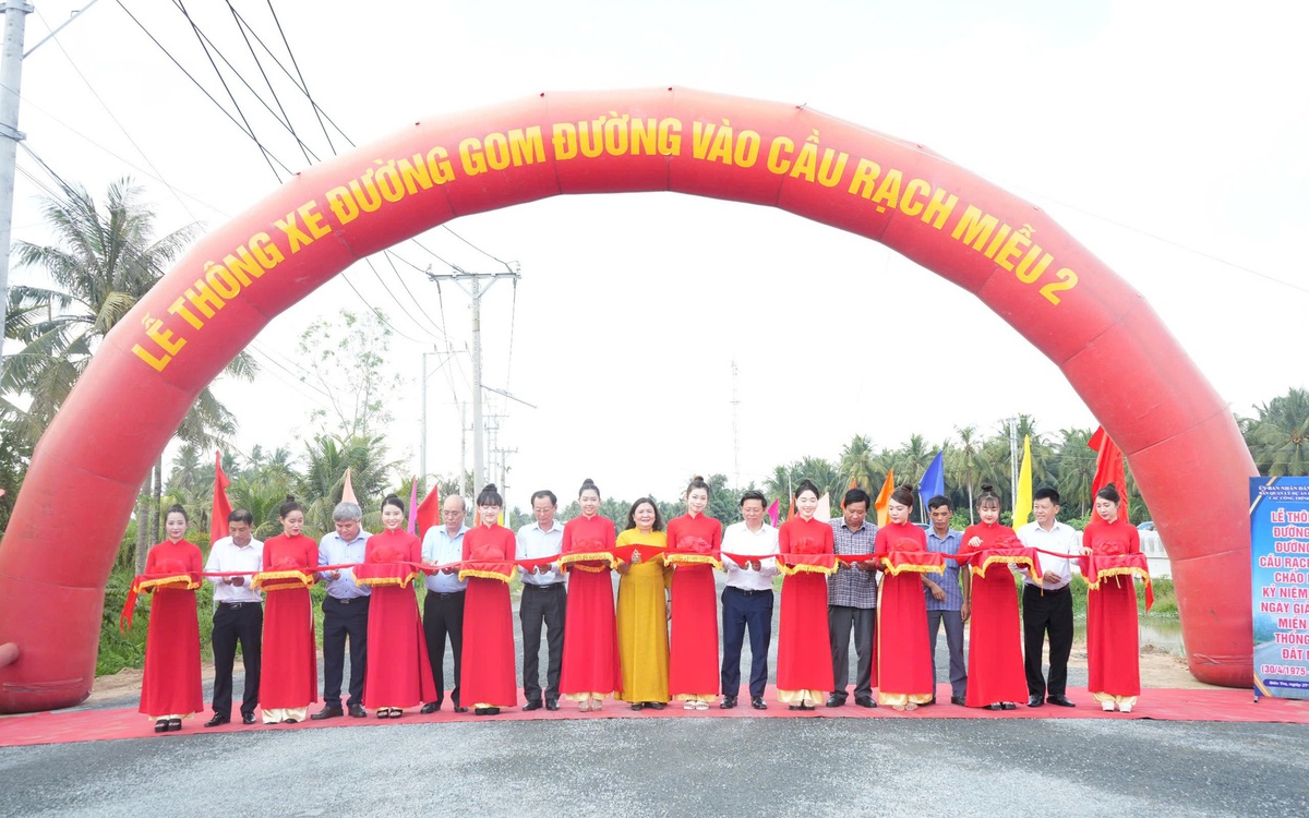 Thông xe đường gom đường vào cầu Rạch Miễu 2