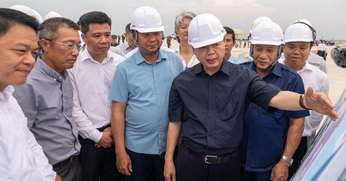 Phó thủ tướng khích lệ công nhân tại sân bay Quảng Trị, góp tay xây nên công trình lớn trong đại lễ