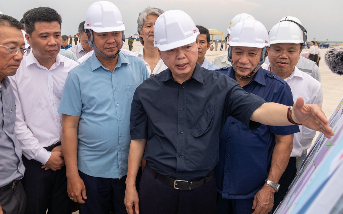 Phó thủ tướng khích lệ công nhân tại sân bay Quảng Trị, góp tay xây nên công trình lớn trong đại lễ