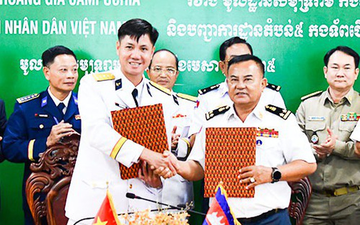 Hải quân Việt Nam - Campuchia cùng đấu tranh chống vận chuyển trái phép hàng hóa, vũ khí trên biển