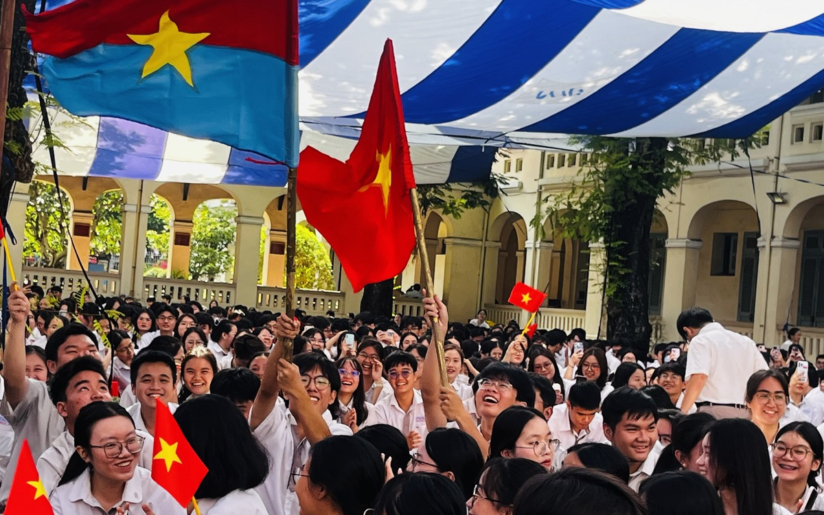 Những huyền thoại xe tăng 390 húc đổ cổng dinh Độc Lập kể khoảnh khắc lịch sử với học sinh