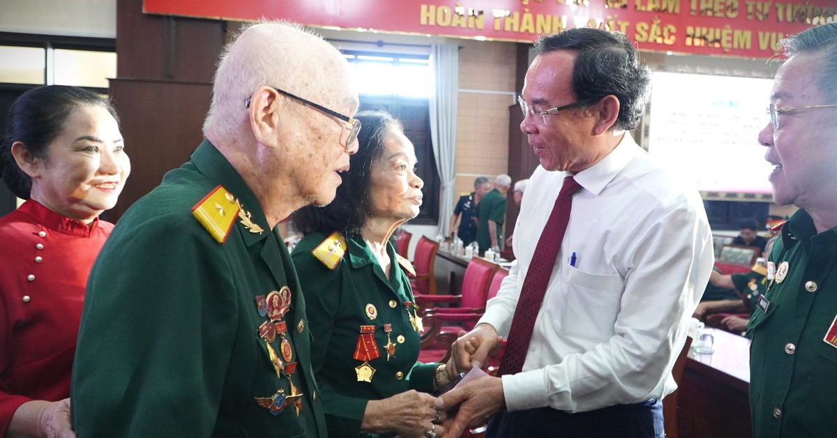 Lãnh đạo TP.HCM gặp mặt những nhân chứng lịch sử tham gia 5 cánh quân trong Chiến dịch Hồ Chí Minh