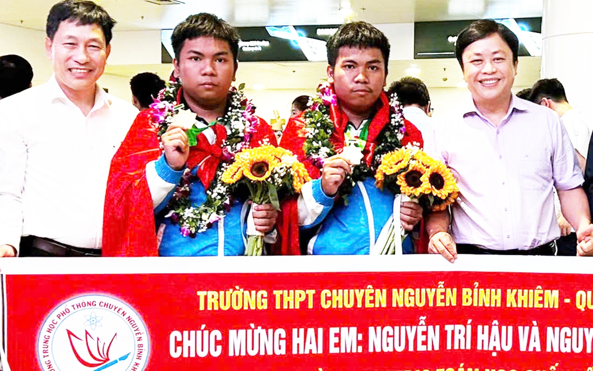 Anh em song sinh giành huy chương vàng Olympic giao lưu toán quốc tế