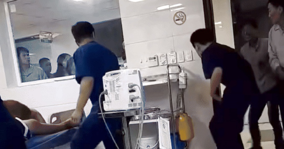 Người nhà đạp thẳng vào bụng bác sĩ khi đang cấp cứu bệnh nhân 12 tuổi bị sốc phản vệ