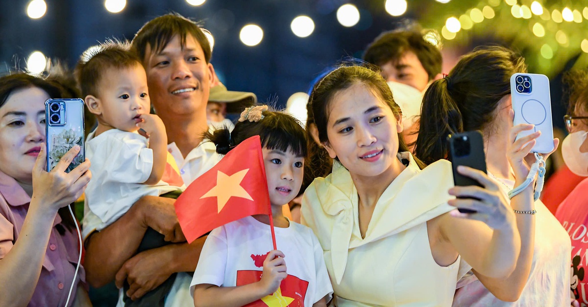 Cờ đỏ sao vàng ngập tràn trung tâm TP.HCM, ‘chưa có bao giờ đẹp như hôm nay’