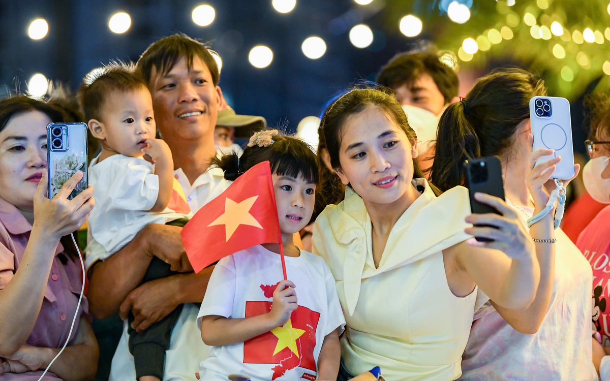 Cờ đỏ sao vàng ngập tràn trung tâm TP.HCM, ‘chưa có bao giờ đẹp như hôm nay’